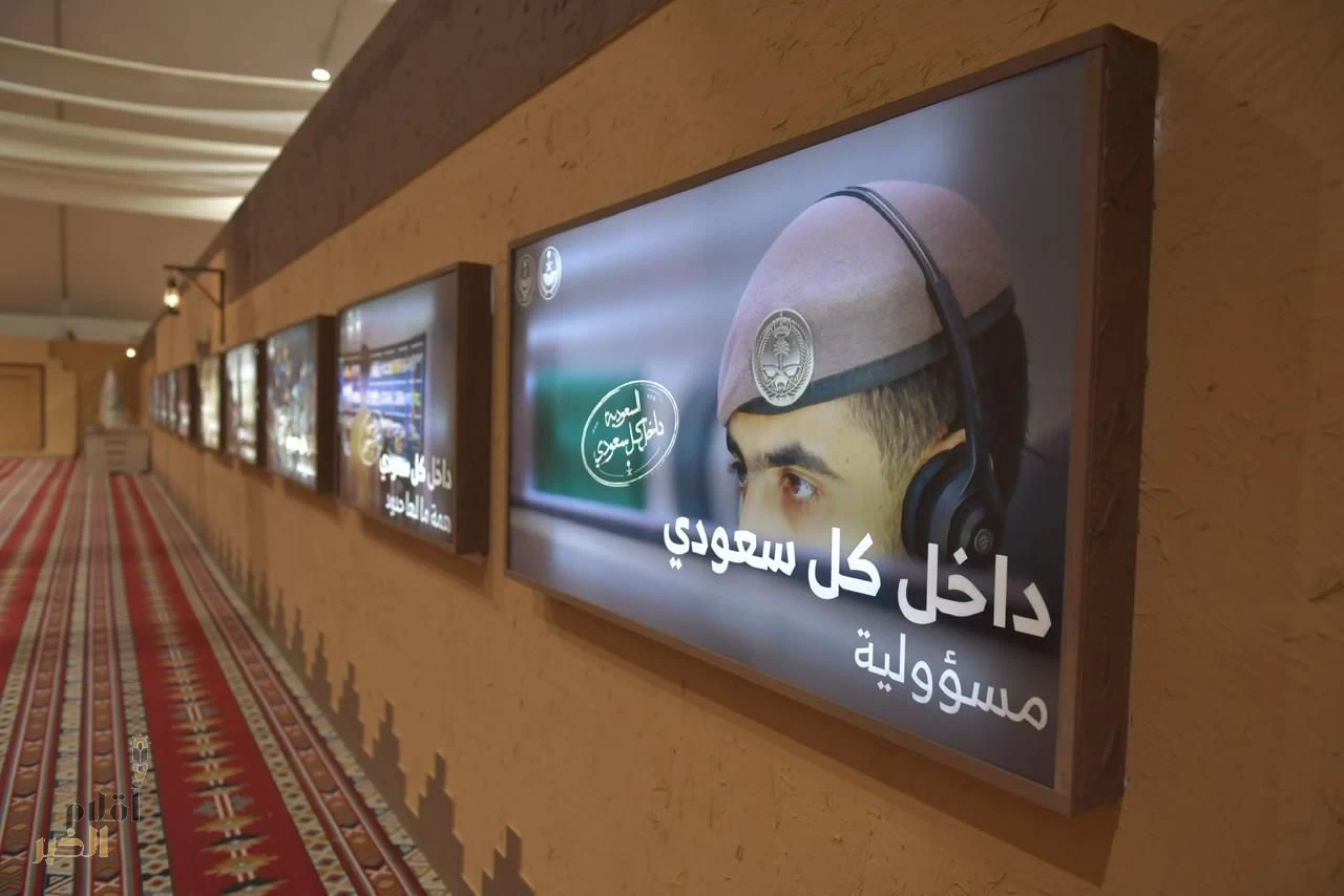 شاشات مضيئة في معرض وزارة الداخلية بمهرجان الإبل تبرز جهود رجال الأمن 