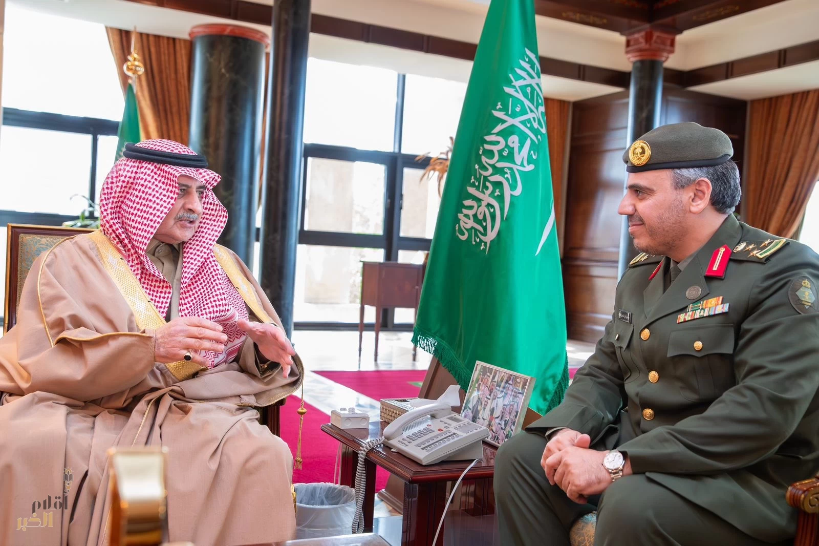 أمير منطقة تبوك يتسلم التقرير السنوي لجوازات المنطقة 