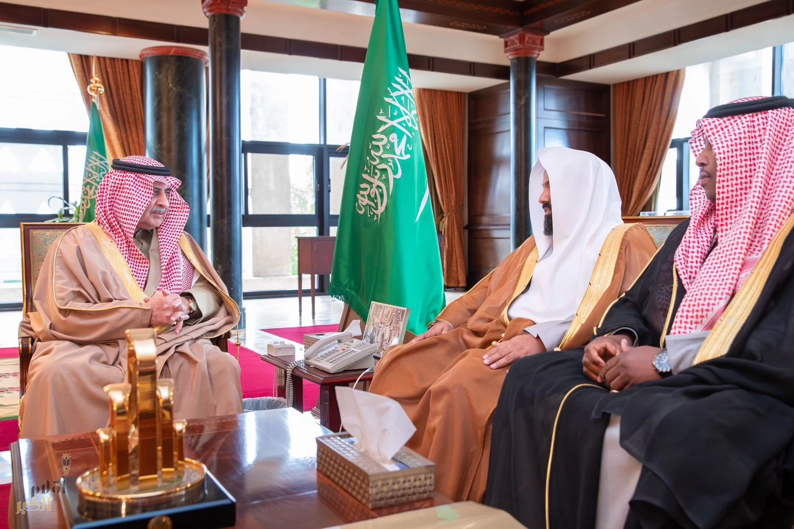 أمير تبوك يستقبل رئيس المحكمة الإدارية بالمنطقة