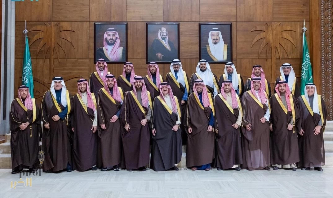 أمير المنطقة الشرقية يستقبل أعضاء مجلس إدارة غرفة الشرقية ويثمن جهودهم