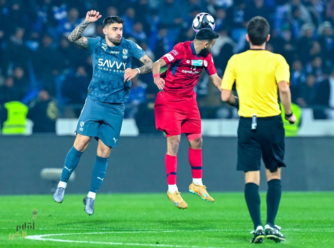 الهلال يتجاوز ضمك بثنائية والصدارة تتزين بألوان الزعيم 