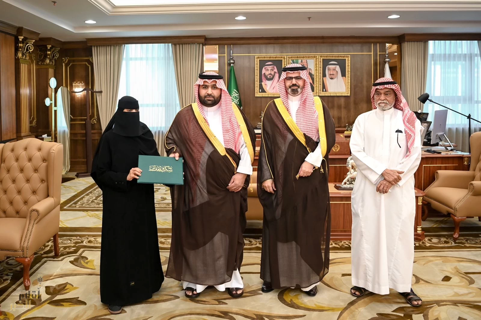 أمير منطقة جازان يكرّم مواطنة لموقفها البطولي في إنقاذ أسرة من حادث مروري