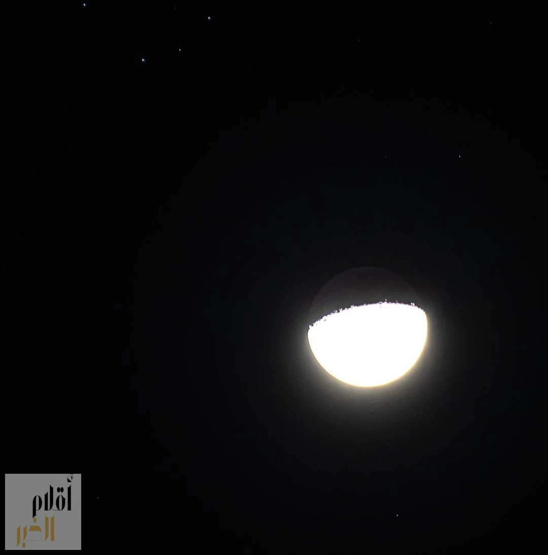 اقتران القمر بالثريا يزيّن سماء الحدود الشمالية مع دخول موسم برد "التاسع"