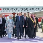 رئيس جمهورية تركيا يصل إلى الرياض وفي مقدمة مستقبليه نائب أمير المنطقة