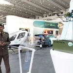 قوات أمن المنشآت تستعرض لزوار جناح وزارة الداخلية طائرة المراقبة الجوية للمنشآت الحيوية 