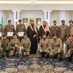 أمير الجوف يكرِّم مدير شرطة المنطقة وعددًا من الضباط والأفراد