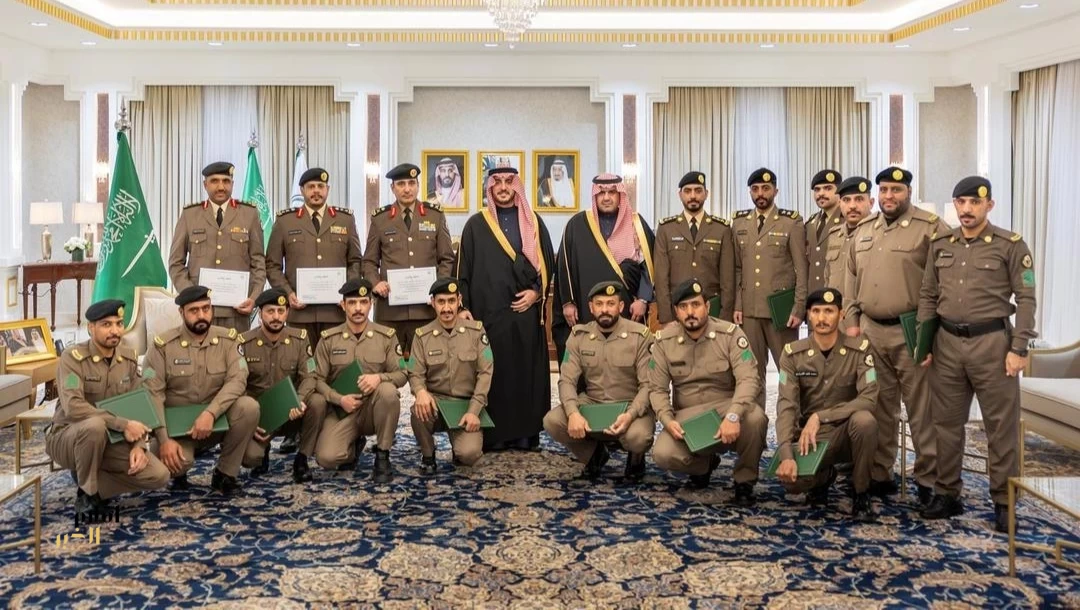 أمير الجوف يكرِّم مدير شرطة المنطقة وعددًا من الضباط والأفراد
