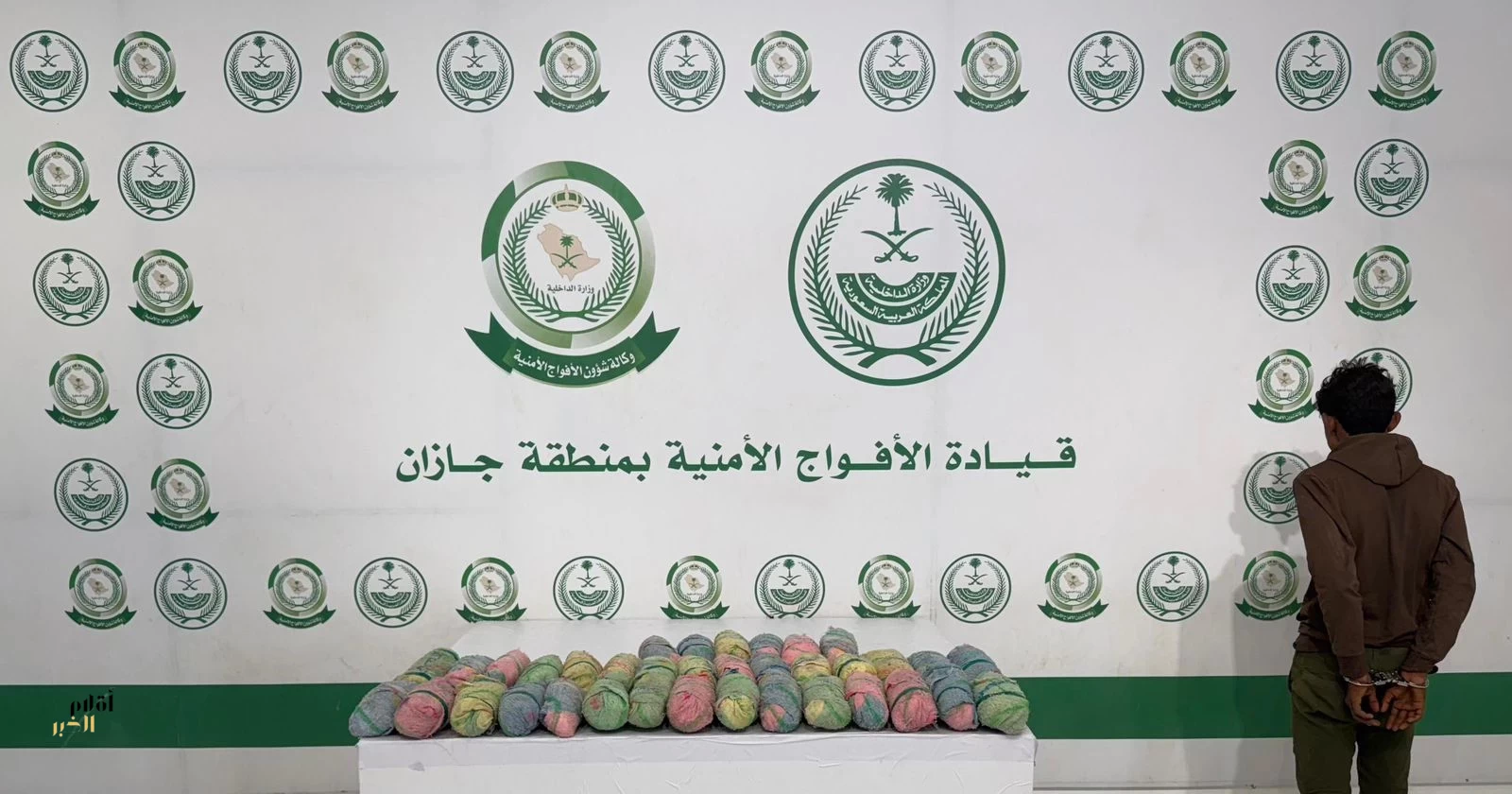 دوريات الأفواج الأمنية بمنطقة جازان تقبض على مخالف لنظام أمن الحدود لتهريبه 21 كلجم من القات المخدر