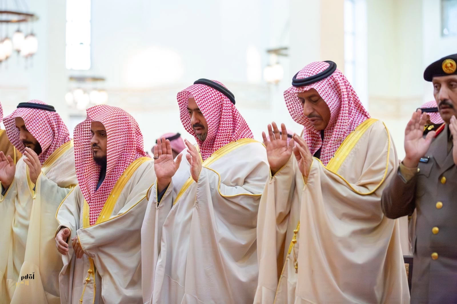 نائب أمير منطقة تبوك يؤدي صلاة الاستسقاء