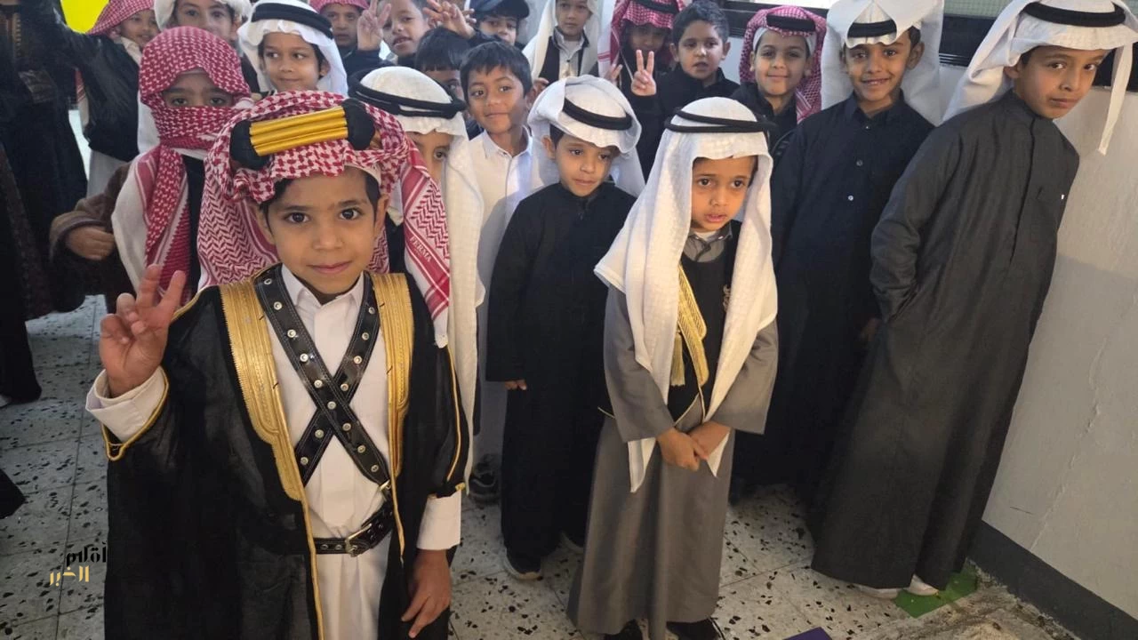 طلاب وطالبات تعليم الطائف يحتفلون بيوم التأسيس 