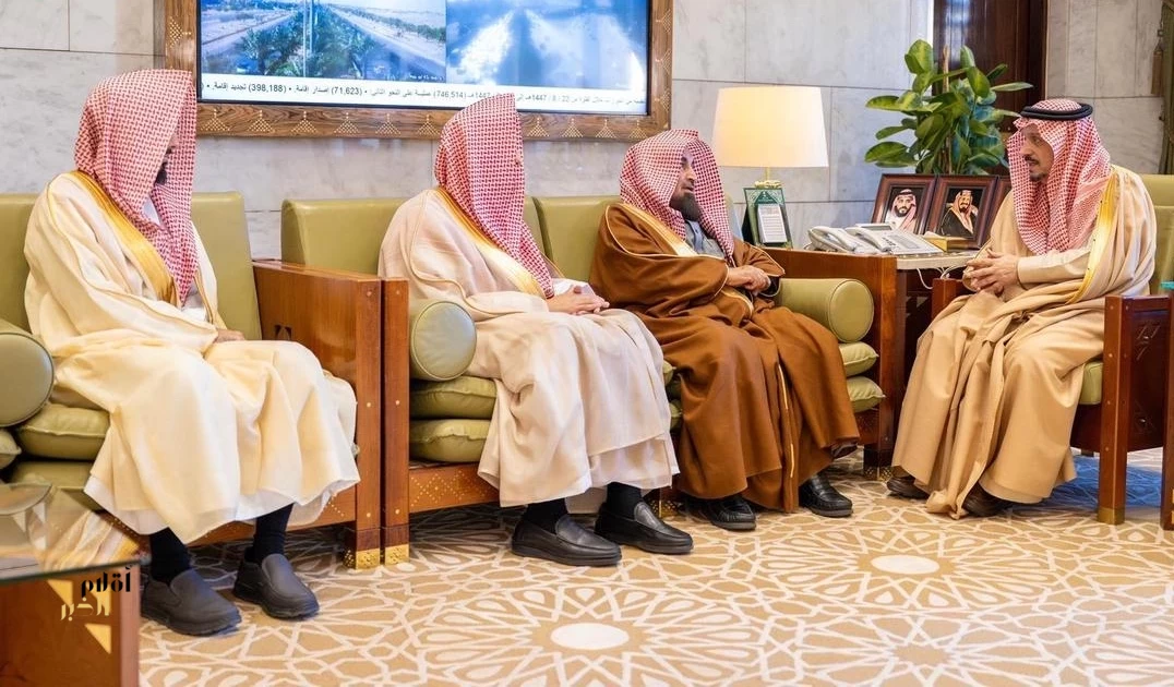 أمير منطقة الرياض يستقبل رئيس المحكمة العامة بالرياض