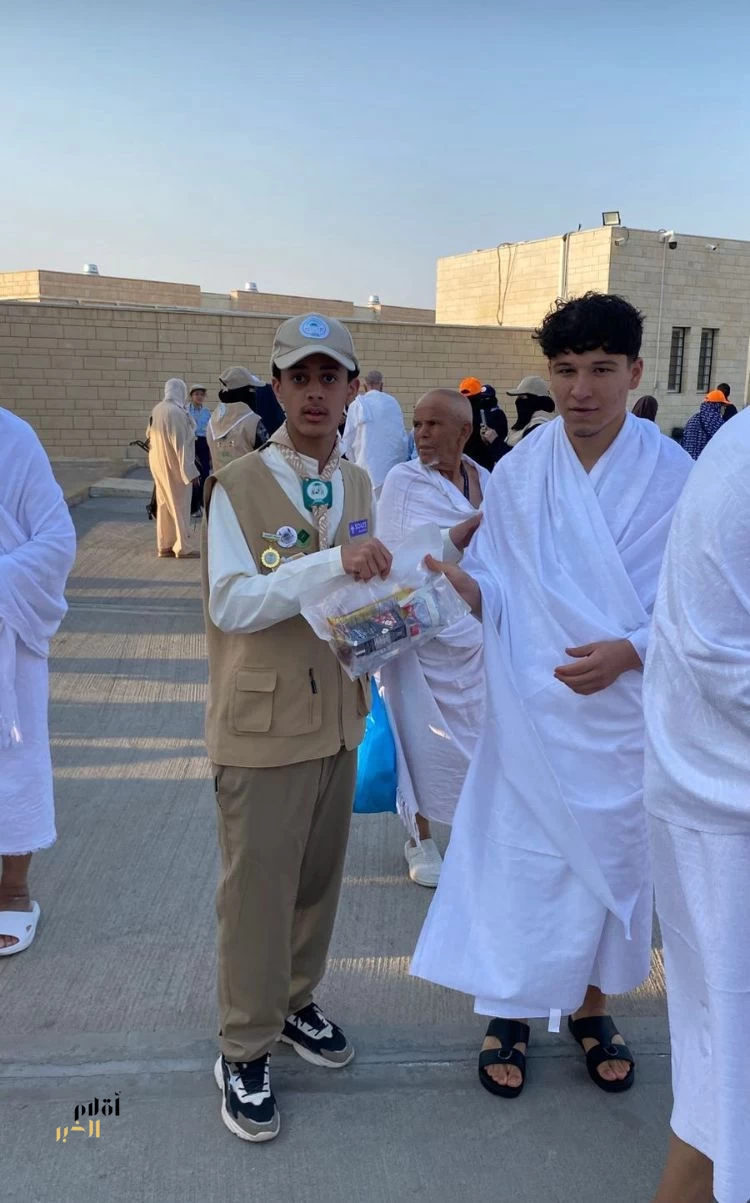 صور مشرقة لـ كشافة تعليم الطائف في خدمة المعتمرين بميقات السيل 