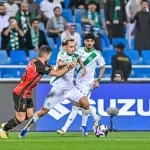 الأهلي يأمّن الصدارة بصعوبة أمام الرياض