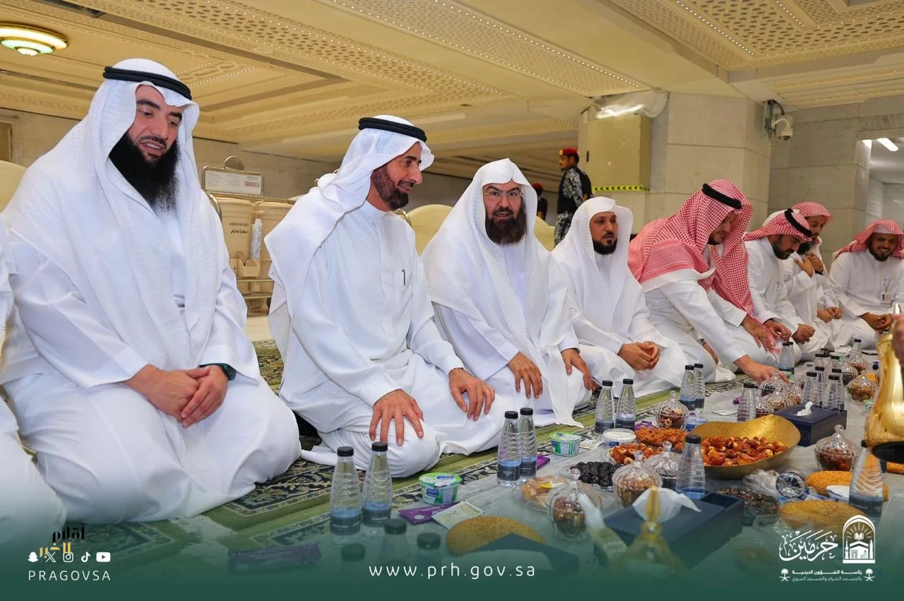 السديس والربيعة يجتمعان على مائدة إفطار رمضاني يجمع القيادات لتعزيز التكامل في خدمة الحرمين الشريفين
