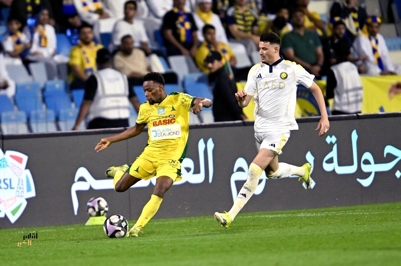 النصر يُحكم قبضته على الصدارة بخماسية في شباك الخليج