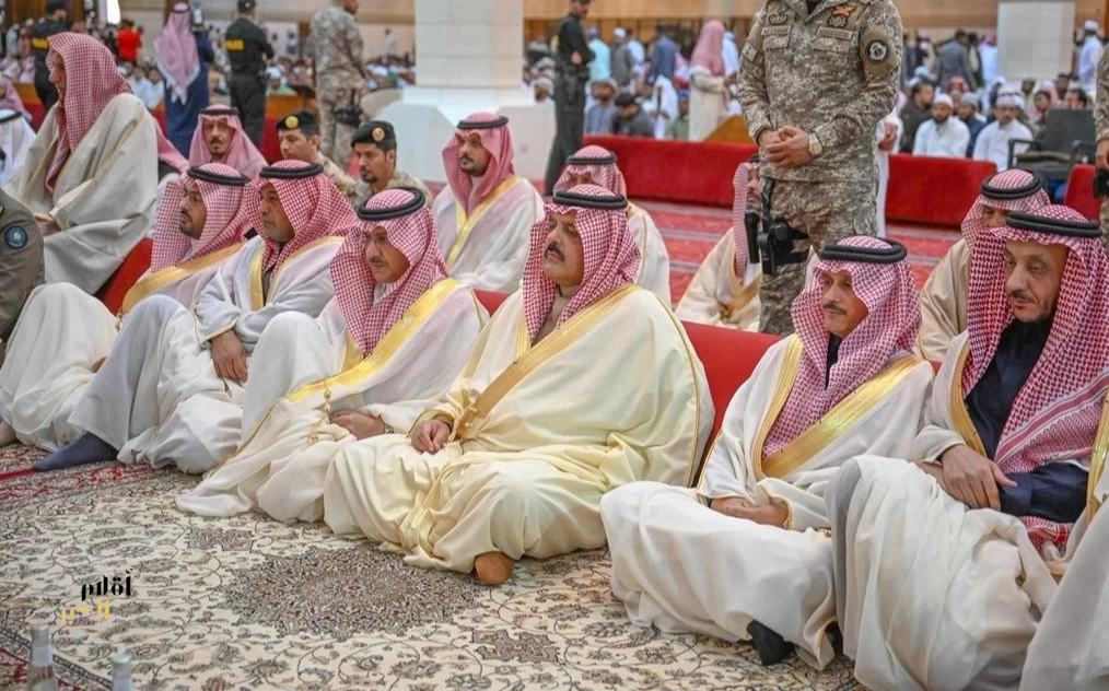 أمير منطقة حائل يؤدي صلاة عيد الفطر