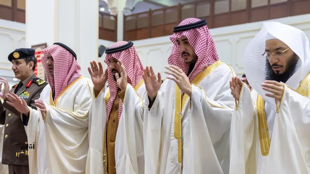 أمير منطقة الجوف يؤدّي صلاة عيد الفطر مع جموع المصلين