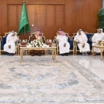 أمير نجران يعزّي شيخ شمل آل فاطمة يام في وفاة شقيقه