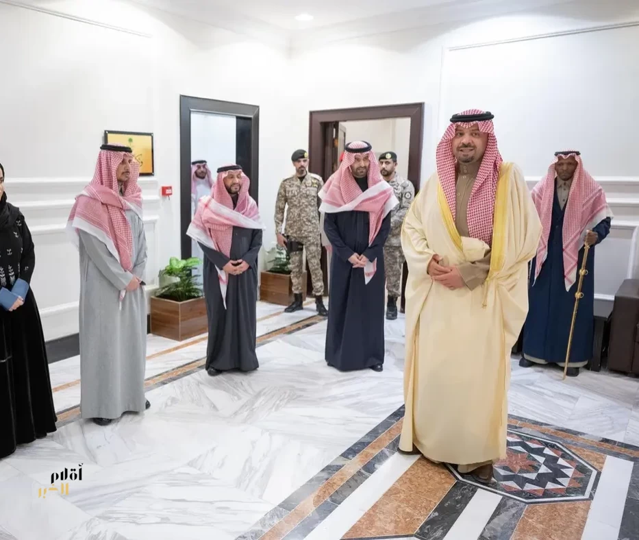 أمير منطقة الحدود الشمالية يتفقد منسوبي الإمارة المكلفين ويهنئهم بعيد الفطر