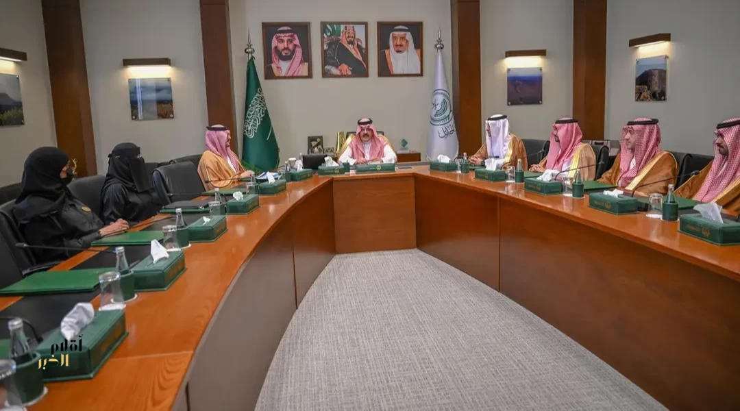 أمير حائل يرأس اجتماعًا مع رئيس جامعة حائل لمناقشة خطتها الإستراتيجية وتعزيز مخرجاتها التعليمية