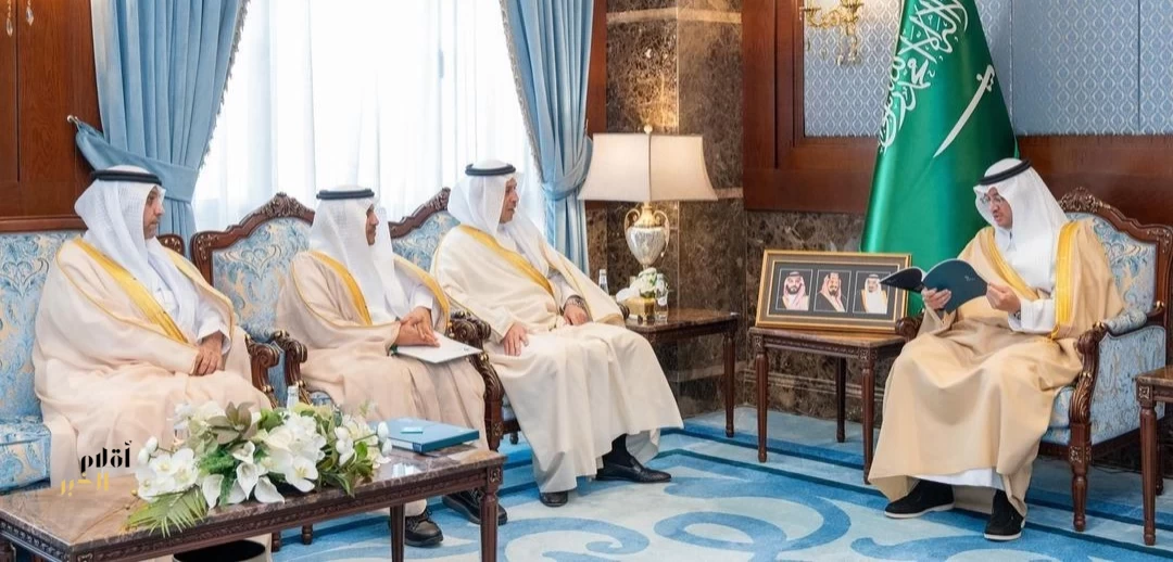 مُحافظ الأحساء يطّلع على التقرير السنوي لغرفة الأحساء 2025م