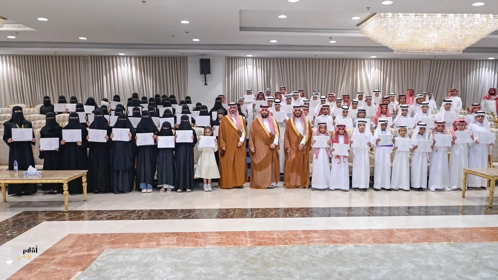 أمير منطقة جازان يكرم الطلاب والطالبات الحاصلين على جائزة "منافس 2025"