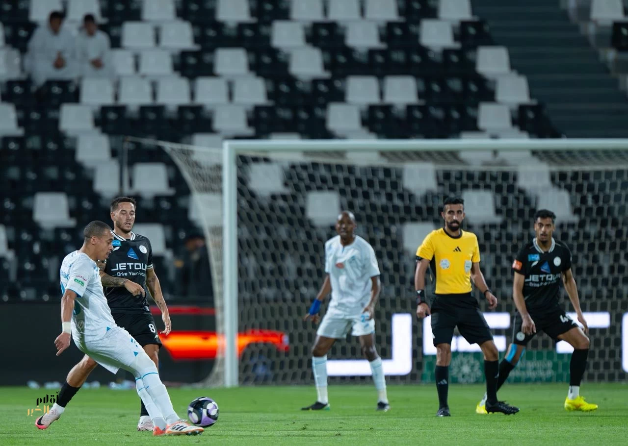 تعادل يُبقي الحسابات معلّقة.. الشباب والفتح يتقاسمان النقاط في توقيت حرج