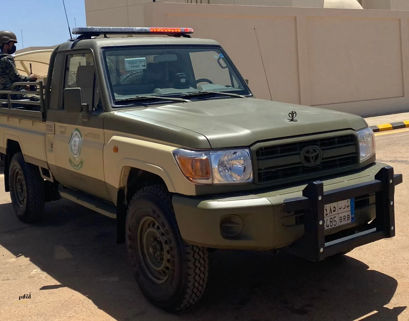 دوريات الأفواج الأمنية بمنطقة عسير تقبض على شخصَين لترويجهما مادة الإمفيتامين المخدر