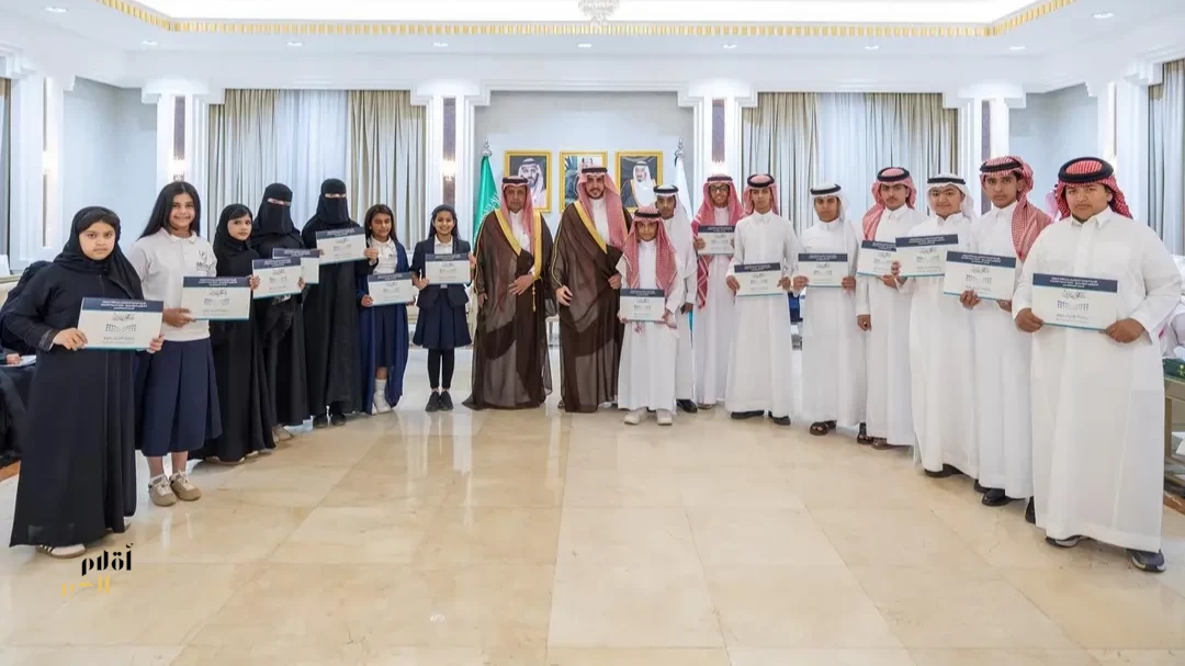 أمير الجوف يستقبل مدير التعليم ويكرّم الطلبة الفائزين بمراكز متقدمة على مستوى المملكة
