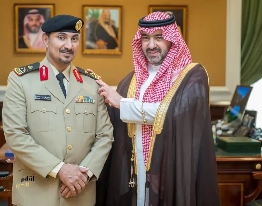 نائب أمير تبوك يستقبل قائد قوة أمن المنشآت بالمنطقة ويقلده رتبته الجديدة