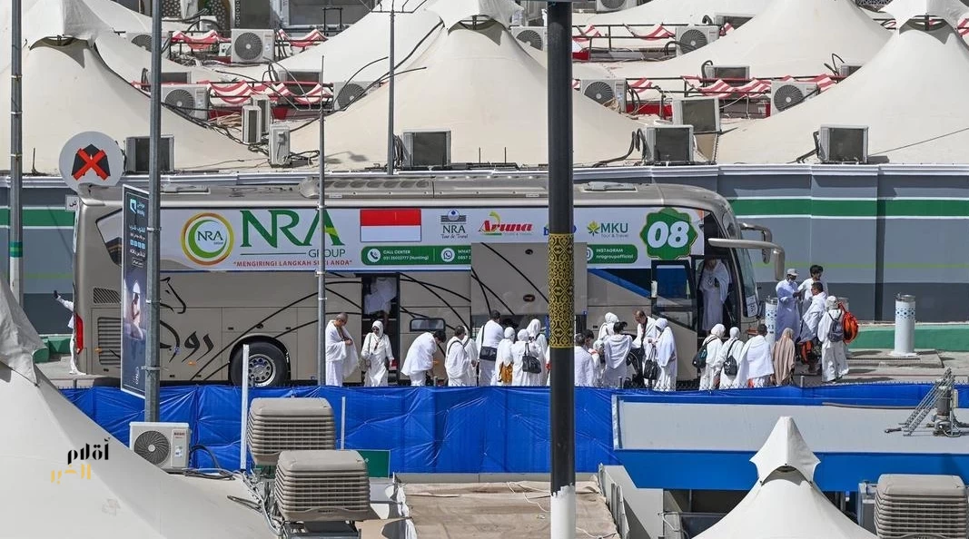 حجاج بيت الله الحرام يتوافدون إلى مشعر منى لقضاء يوم التروية