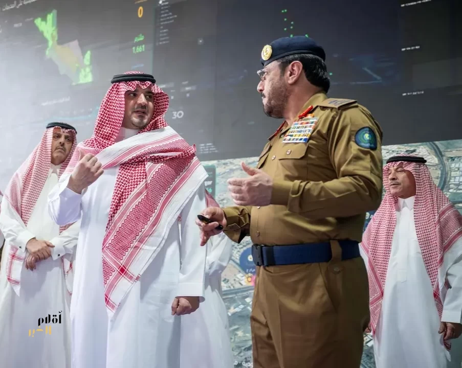 وزير الداخلية يتفقد وحدات الدفاع المدني في مشعر منى