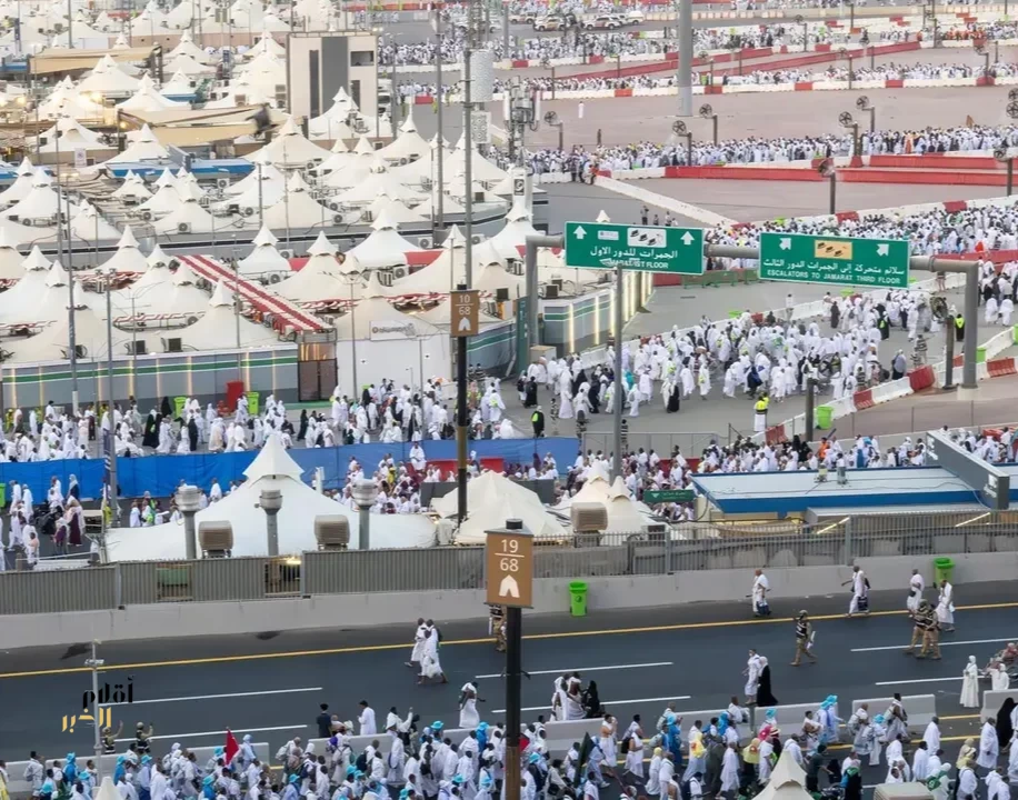 حجاج بيت الله الحرام يرمون جمرة العقبة يوم النحر