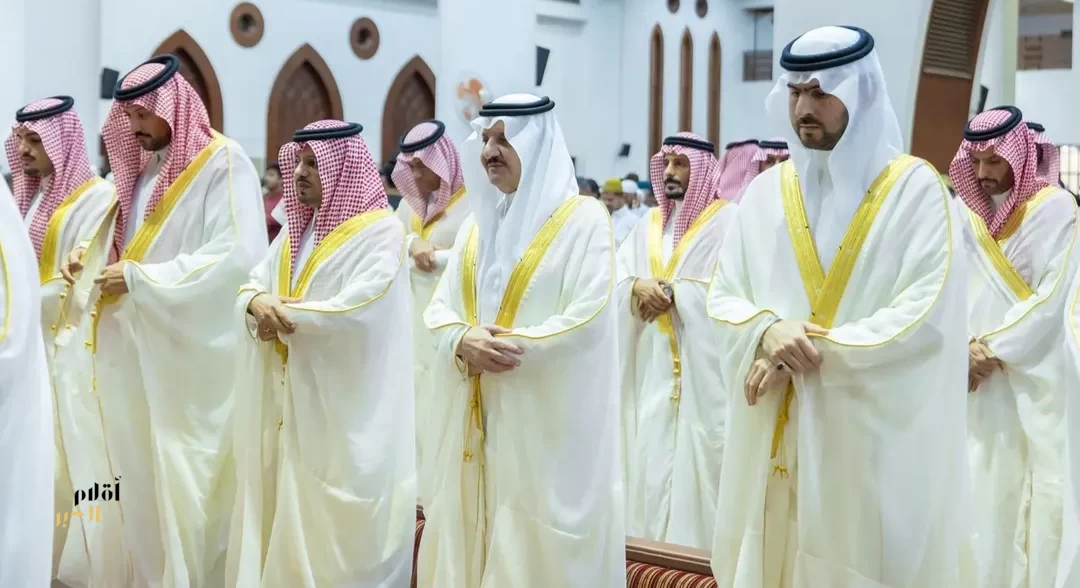 أمير المنطقة الشرقية ونائبه يؤديان صلاة عيد الأضحى مع جموع المصلين