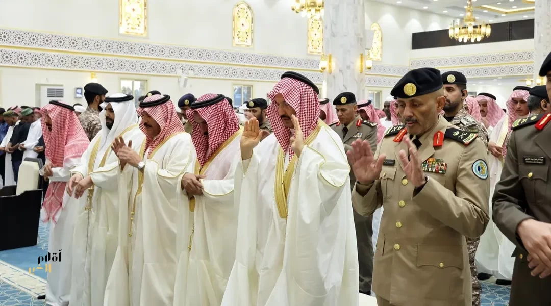 أمير منطقة عسير يؤدي صلاة عيد الأضحى