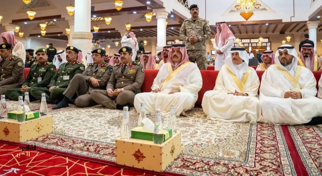 أمير منطقة حائل يؤدي صلاة عيد الأضحى مع جموع المصلين