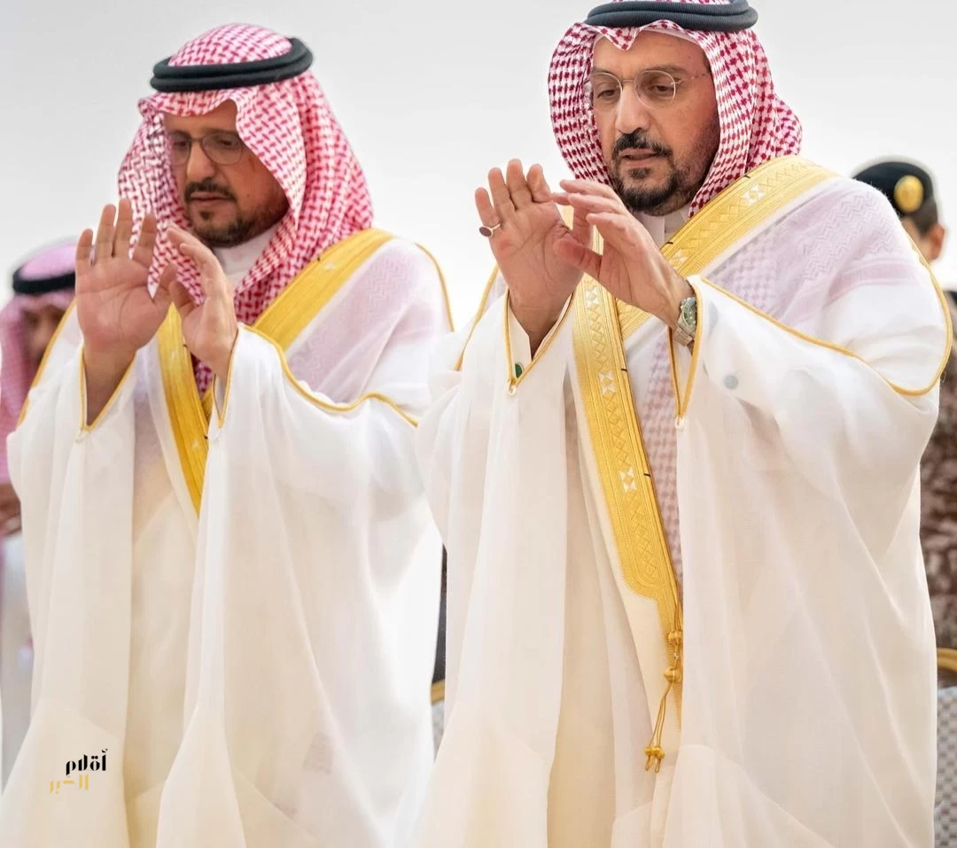 أمير منطقة القصيم ونائبه يؤديان صلاة عيد الأضحى مع جموع المصلين