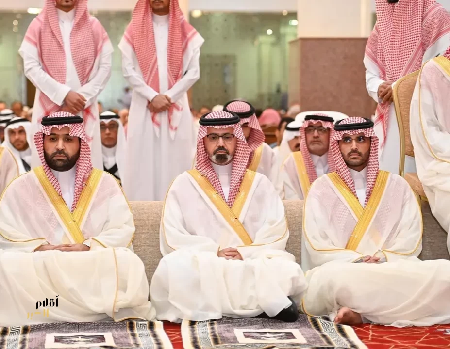 أمير منطقة جازان ونائبه يؤديان صلاة عيد الأضحى مع جموع المصلين