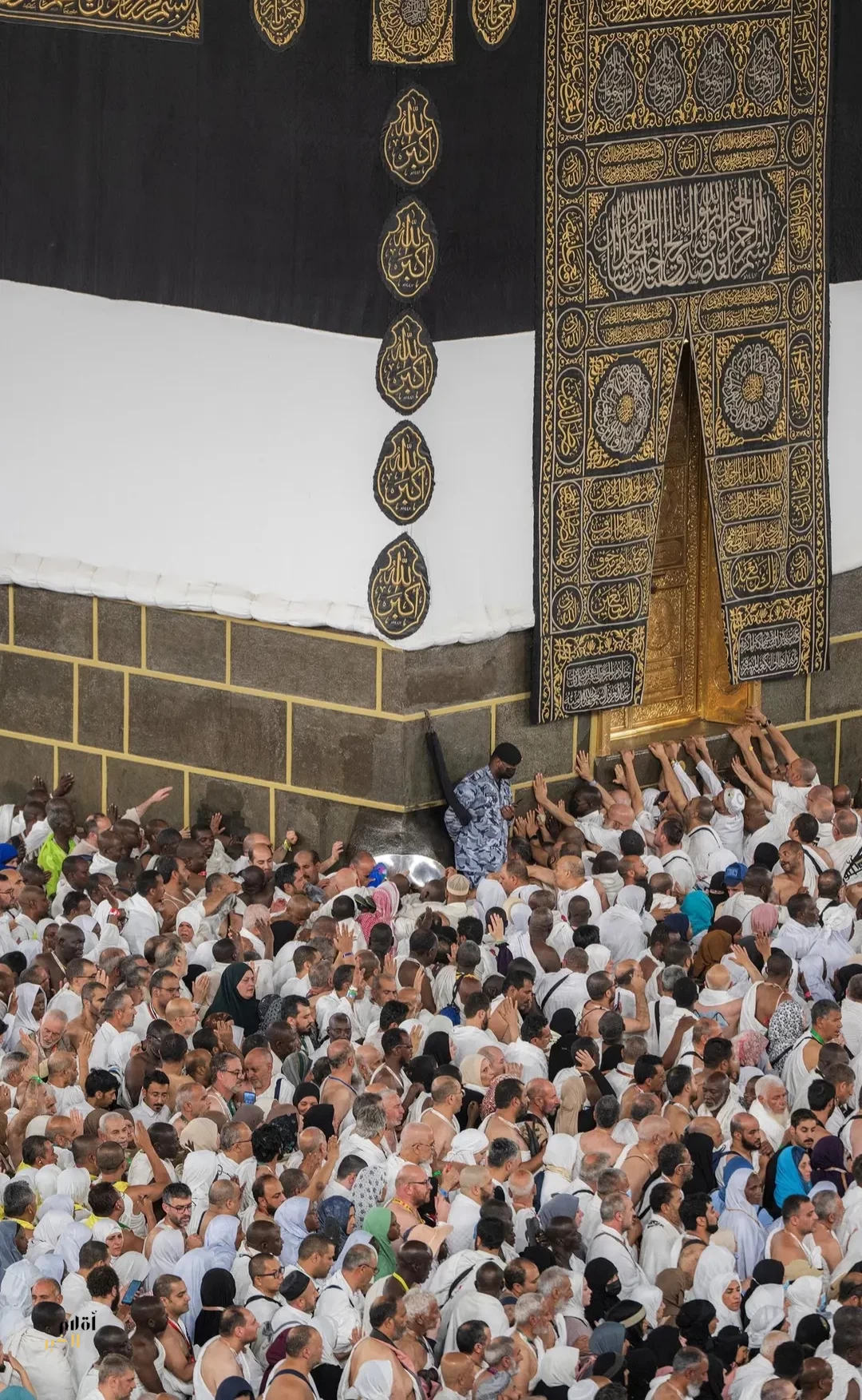 حجاج بيت الله الحرام يؤدون طواف الإفاضة في أجواء إيمانية وخدمات متكاملة