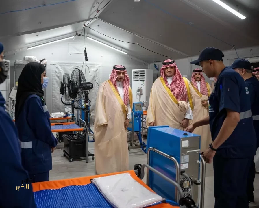 وزير الداخلية رئيس لجنة الحج العليا يتابع سير العمل في عدد من المواقع الصحية التابعة للخدمات الطبية بوزارة الداخلية في المشاعر المقدسة