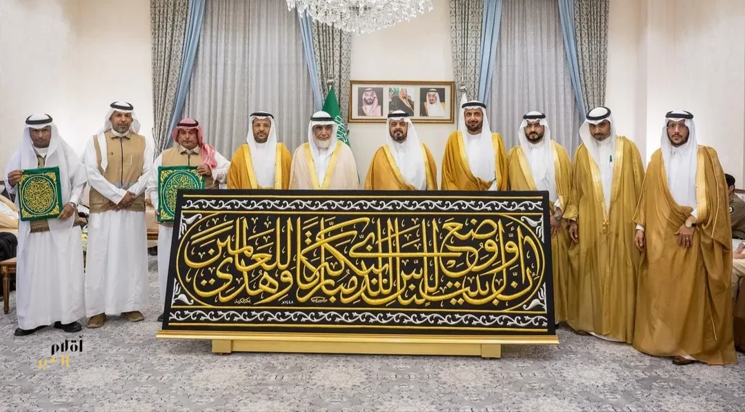 نيابةً عن خادم الحرمين الشريفين.. نائب أمير منطقة مكة المكرمة يُسلّم كسوة الكعبة المشرفة لسدنة بيت الله الحرام