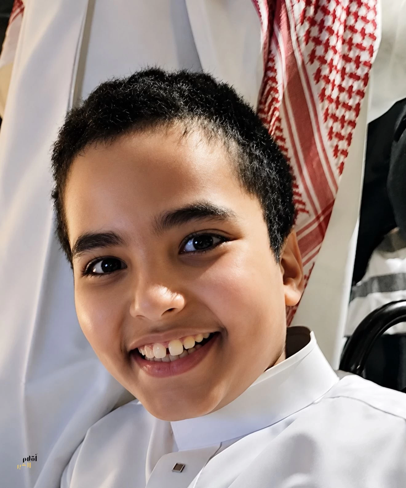 الطفل ناصر القحطاني يبهر حفل معايدة ذوي الهمم بموهبة تقليد اللغات والأهازيج الوطنية