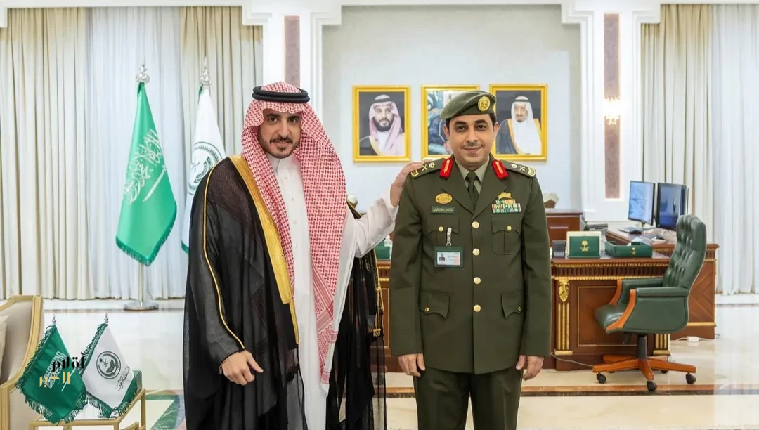 أمير الجوف يستقبل مدير جوازات المنطقة المكلف ويقلّده رتبة لواء