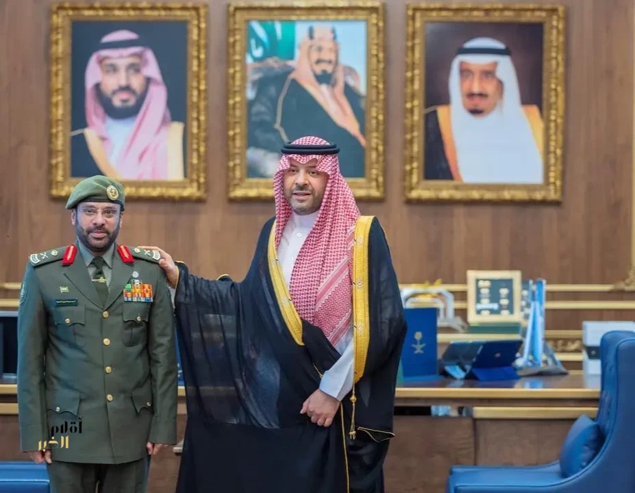 أمير الحدود الشمالية يقلّد مدير إدارة الجوازات رتبته الجديدة