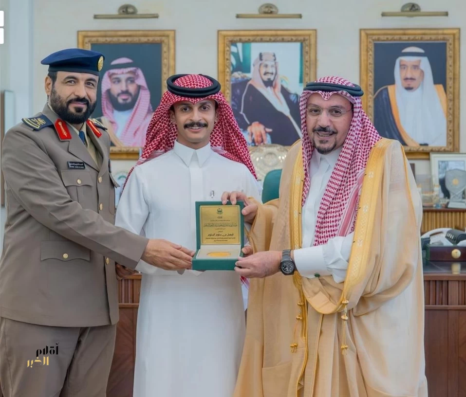 أمير منطقة القصيم يُكرِّم السلوم تقديرًا لموقفه في التعامل مع مركبة مشتعلة وإبعادها عن موقعها