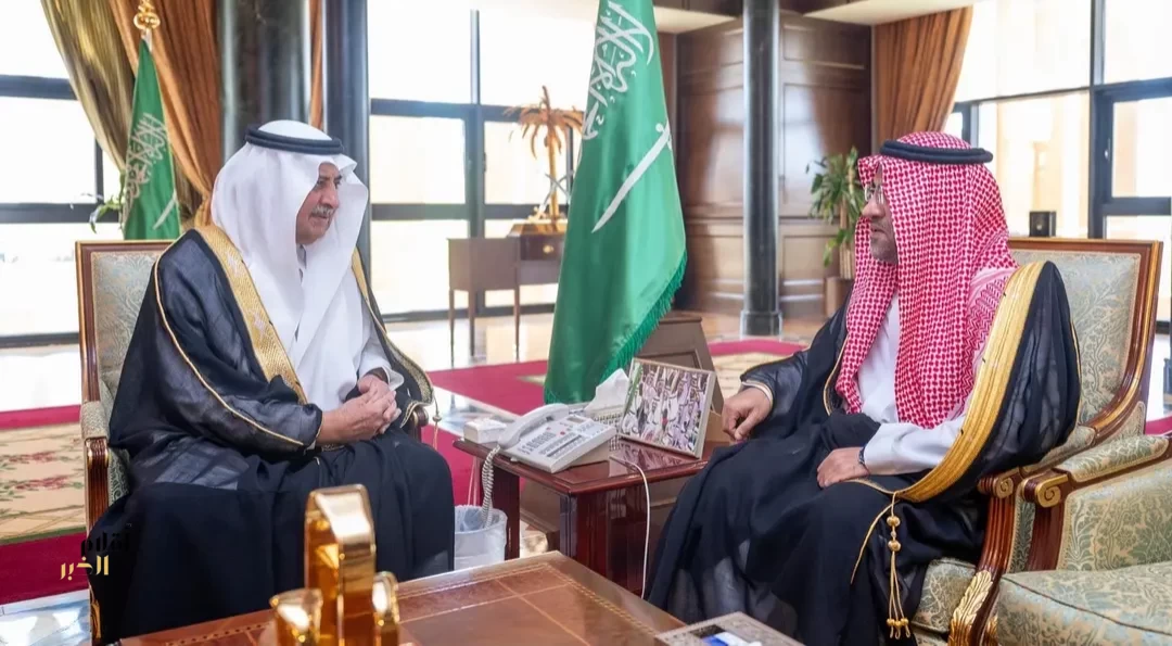 أمير تبوك يستقبل مدير فرع مركز المعلومات الوطني بالمنطقة