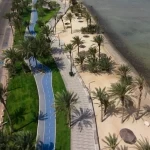 شاطئ الدقم بأملج يستقطب الزوار خلال الإجازة الصيفية