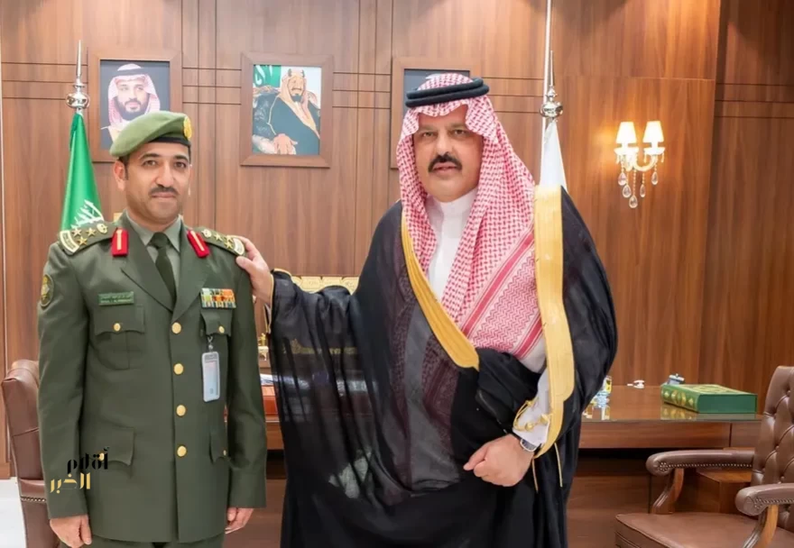 أمير حائل يقلّد مدير جوازات المنطقة المكلّف رتبته الجديدة