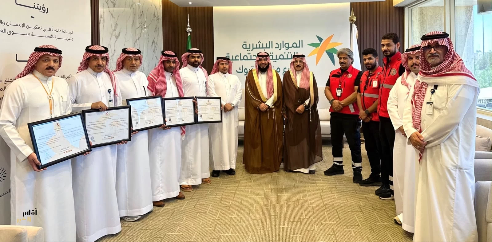الهلال الأحمر السعودي يمنح ست شهادات امتثال إسعافي لإدارات فرع «الموارد البشرية» بتبوك
