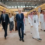 سفير بريطانيا لدى المملكة يزور المزاد الدولي لمزارع إنتاج الصقور ويشيد بمكانة الصقارة في الثقافة السعوديّة 